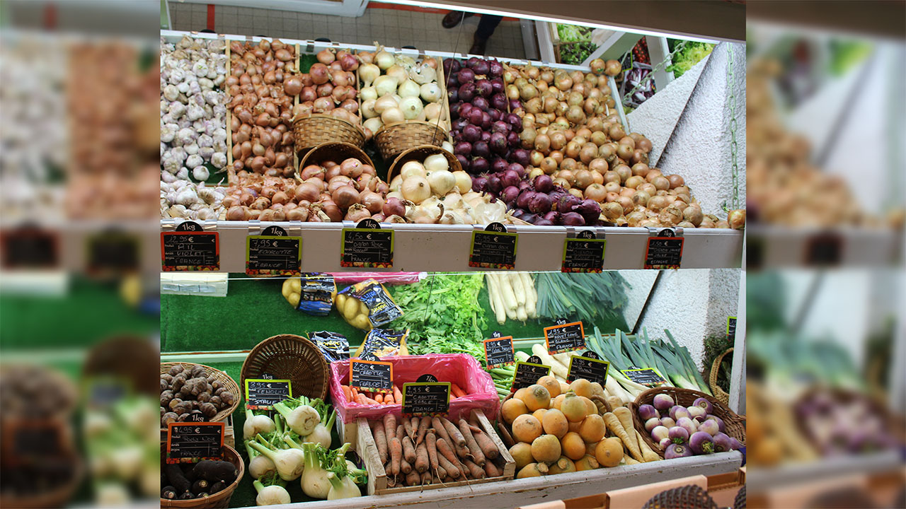 Photo montrant différents légumes disposé dans les rayons à l'intérieur