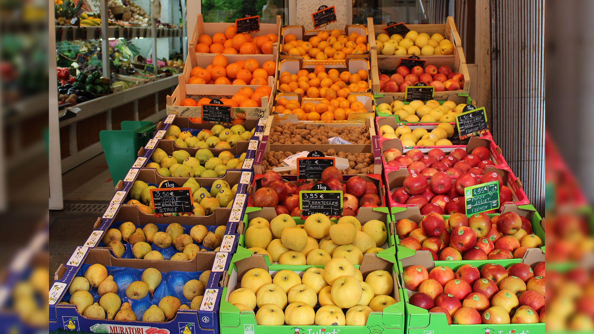 Image montrant différents fruits vendus en magasin